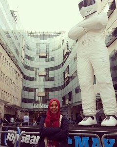di depan kantor BBC 